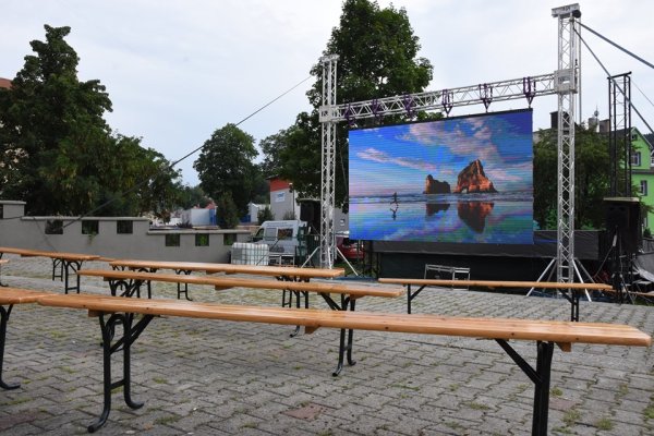 Velkoplošná led obrazovka k pronájmu.