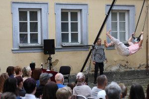 artista na závěsce 