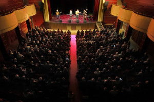 pohled na pódium a diváky